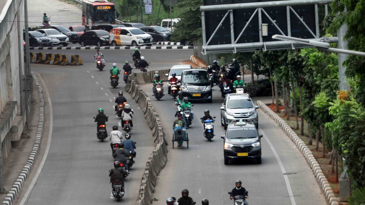 Aksi Ngeri Pengendara Motor Nekat Lawan Arah
