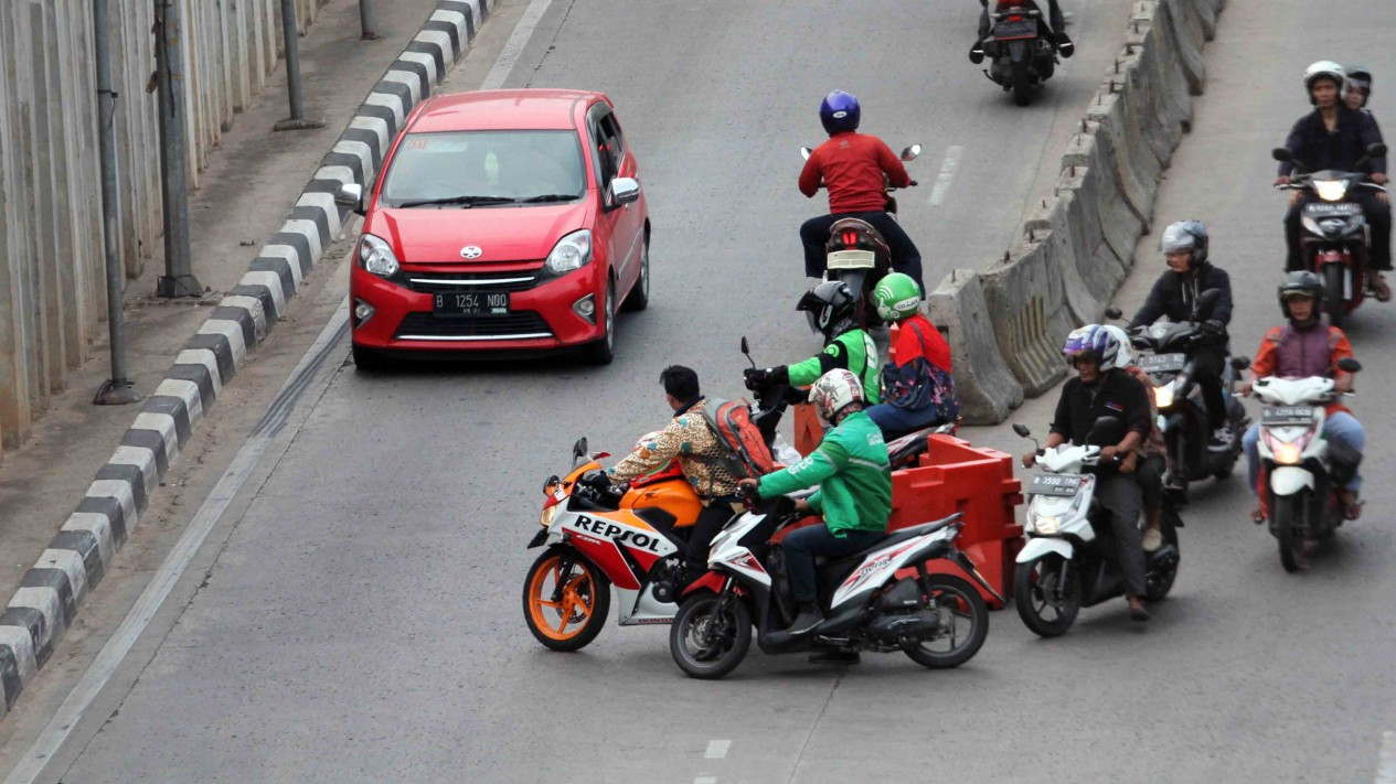 Aksi Ngeri Pengendara Motor Nekat Lawan Arah