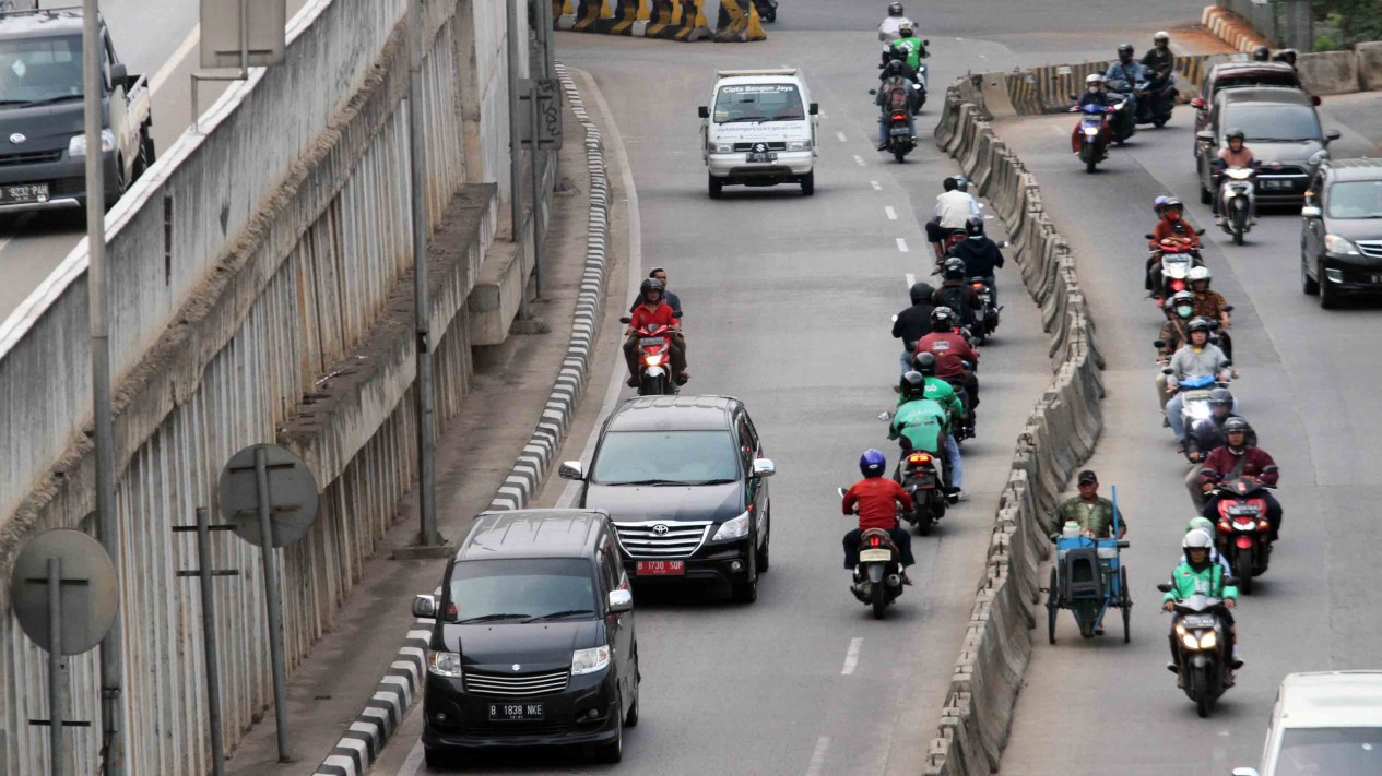 Aksi Ngeri Pengendara Motor Nekat Lawan Arah