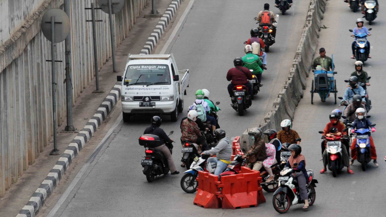 Aksi Ngeri Pengendara Motor Nekat Lawan Arah