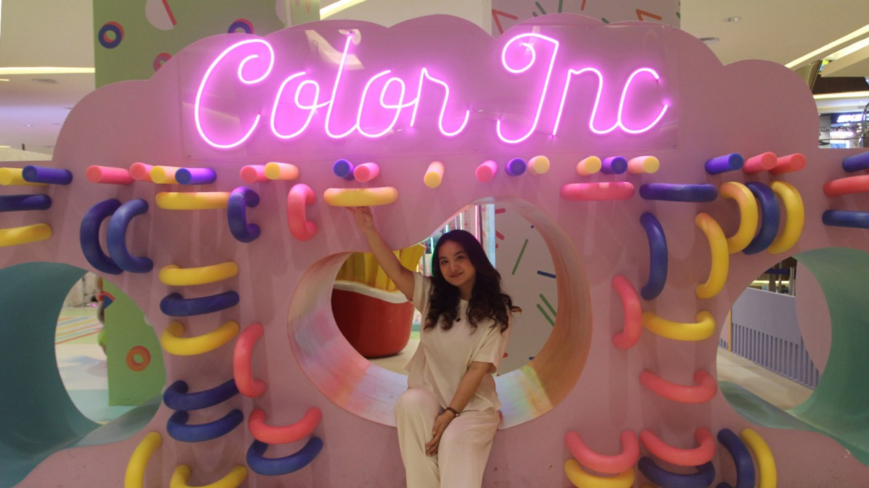 Berfoto di Pameran Raven Is Odd Art Installation
