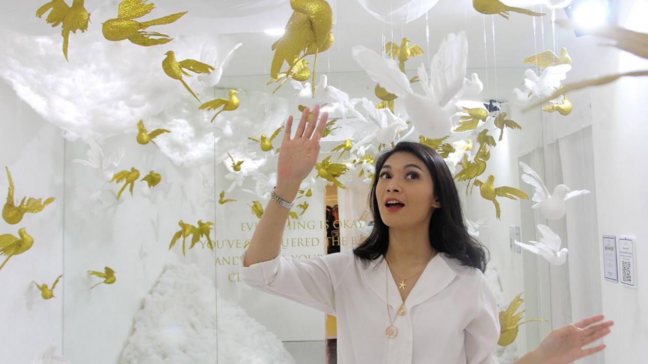 Berfoto di Pameran Raven Is Odd Art Installation