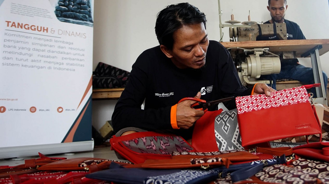 Melihat Produksi Kerajinan Tas Jinjing