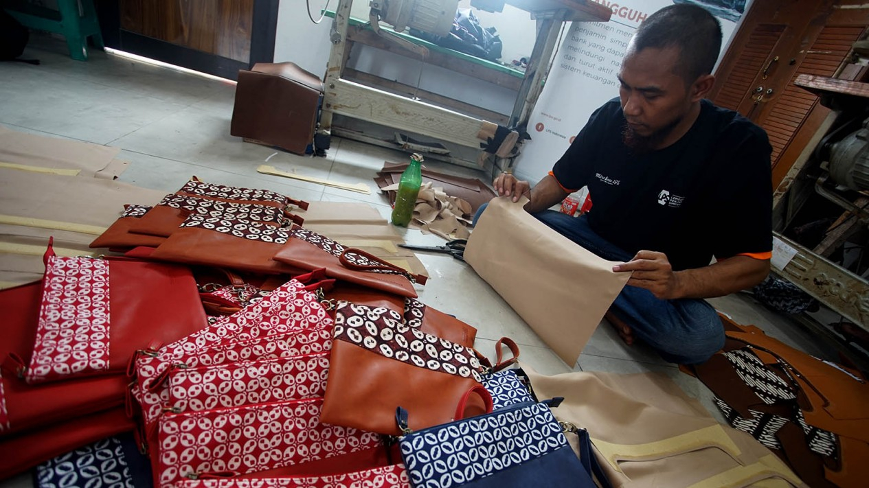 Melihat Produksi Kerajinan Tas Jinjing