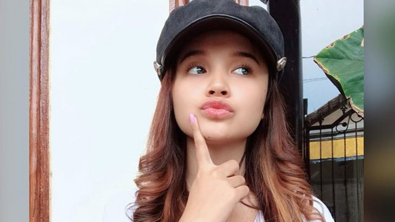 Gaya Manja Tasya Rosmala Pakai Topi Bikin Gemas
