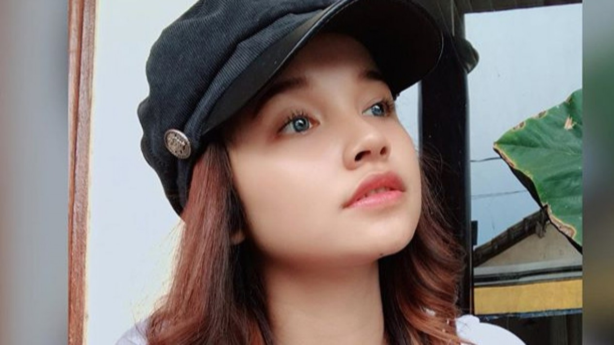 Gaya Manja Tasya Rosmala Pakai Topi Bikin Gemas