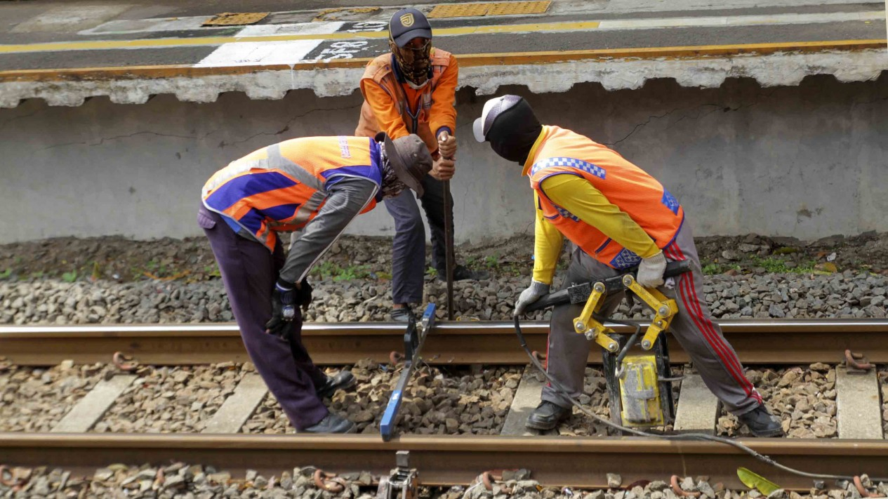 Perbaikan dan Perawatan Berkala Rel KRL