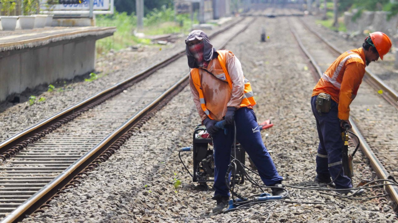 Perbaikan dan Perawatan Berkala Rel KRL