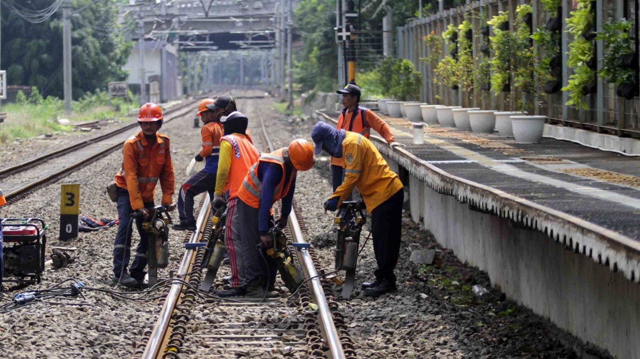 Perbaikan dan Perawatan Berkala Rel KRL