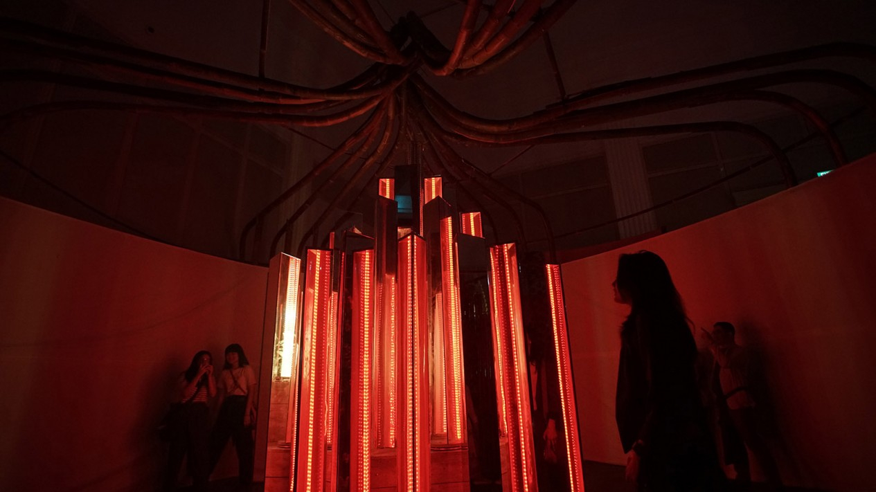 Sorotan Cahaya Futuristik di Pameran Seni Wave of Tomorrow