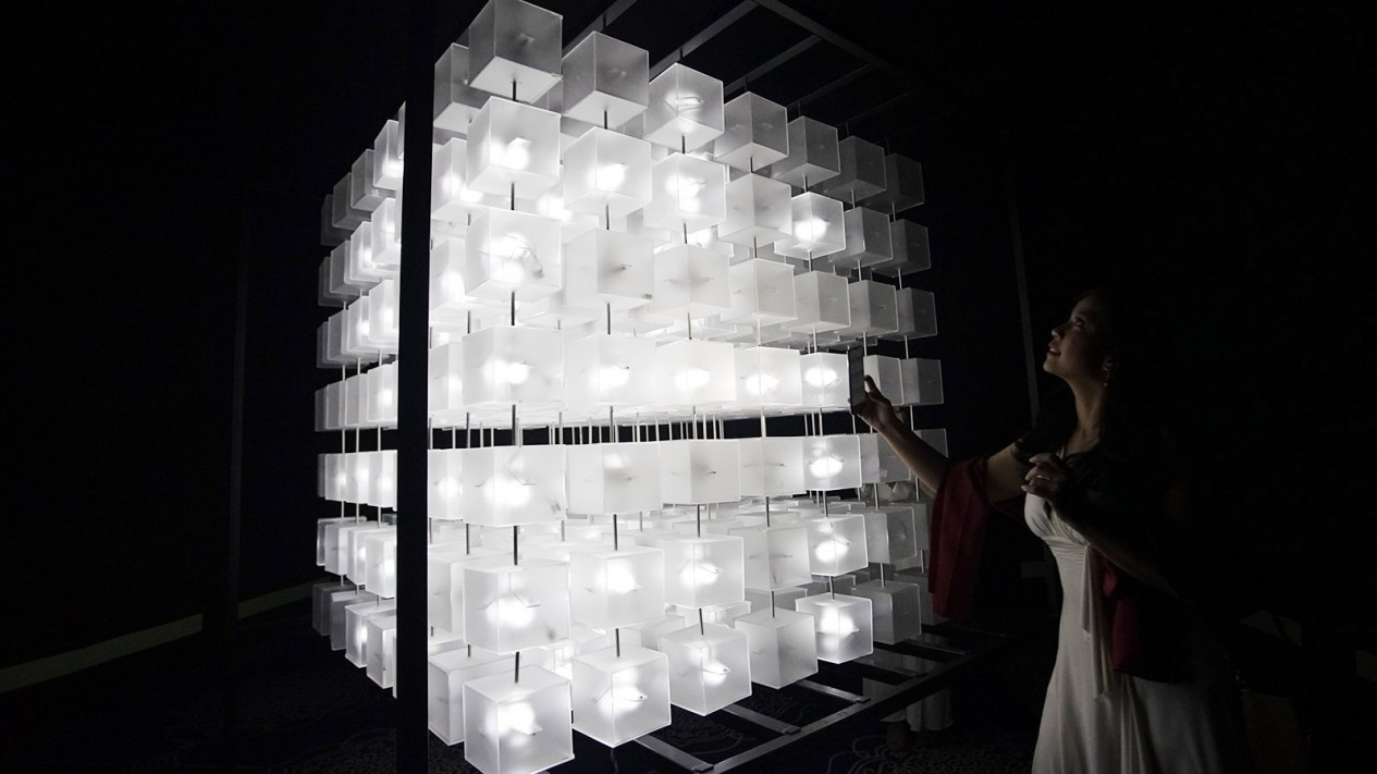 Sorotan Cahaya Futuristik di Pameran Seni Wave of Tomorrow