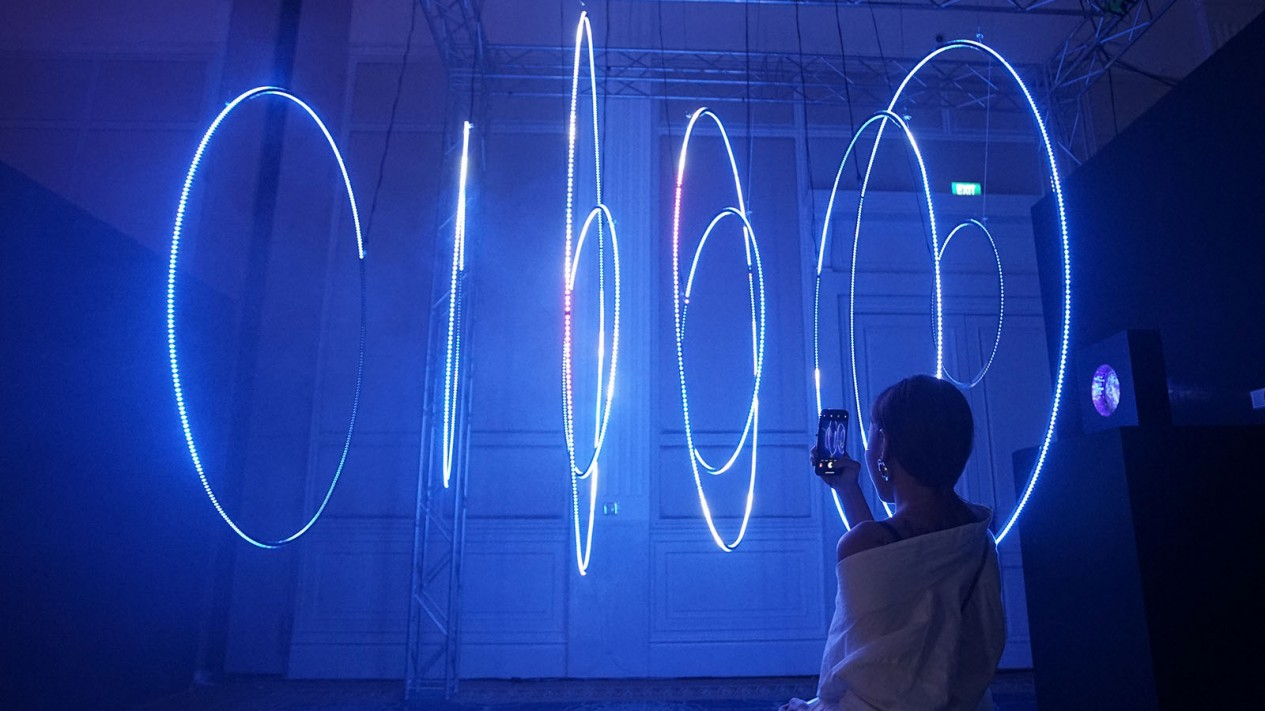 Sorotan Cahaya Futuristik di Pameran Seni Wave of Tomorrow