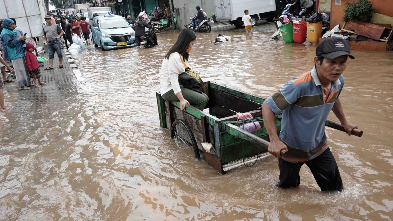 Banjir Lumpuhkan Aktivitas Perdagangan Pasar Cipulir