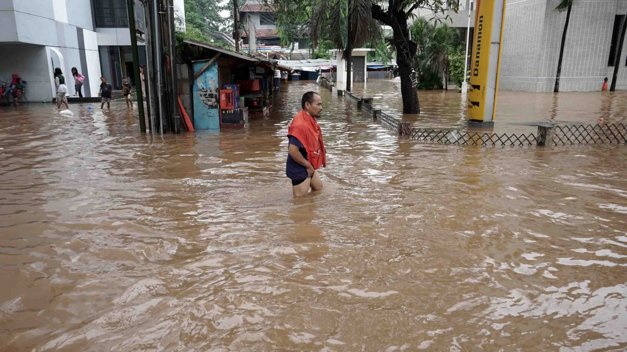 Banjir Lumpuhkan Aktivitas Perdagangan Pasar Cipulir