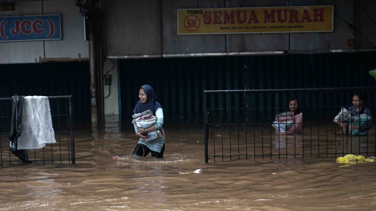 Banjir Lumpuhkan Aktivitas Perdagangan Pasar Cipulir