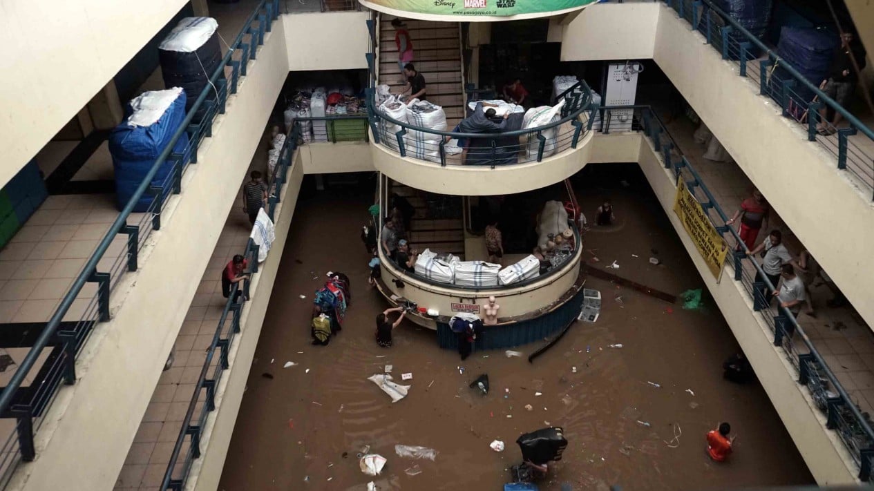 Banjir Lumpuhkan Aktivitas Perdagangan Pasar Cipulir
