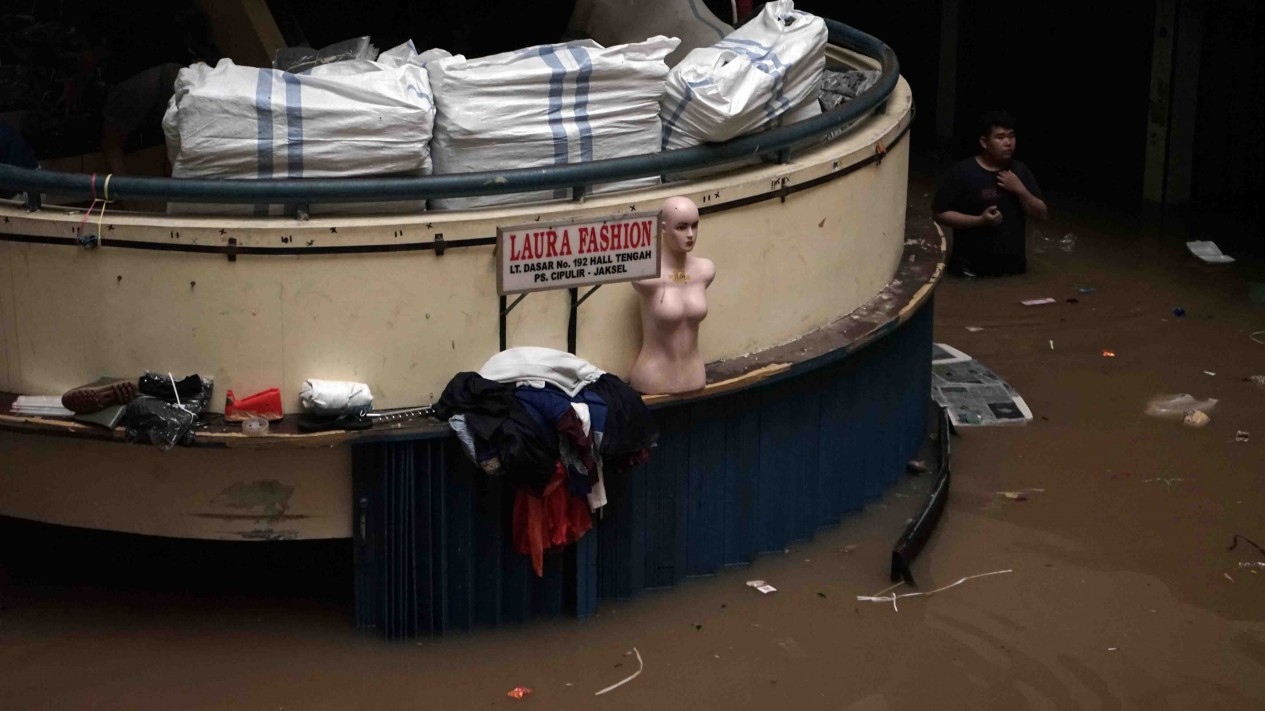 Banjir Lumpuhkan Aktivitas Perdagangan Pasar Cipulir