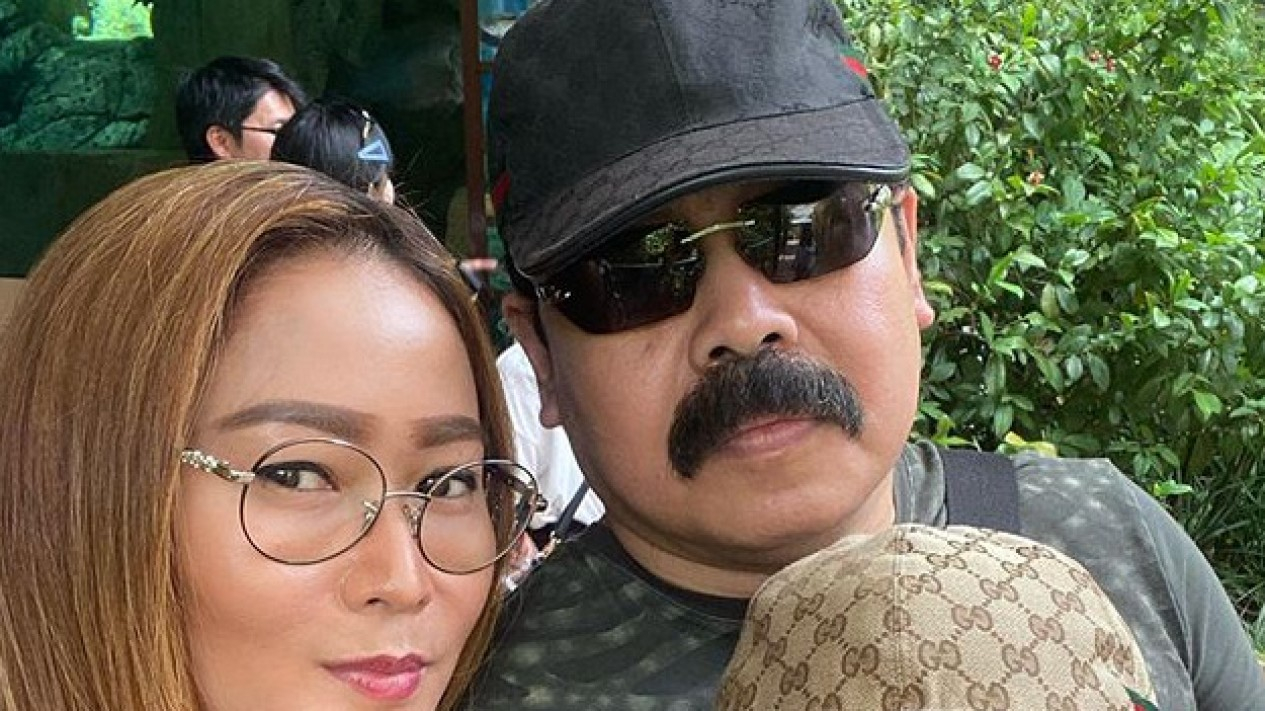 Inul Daratista Liburan Bareng Suami ke Jurong Wildlife Park
