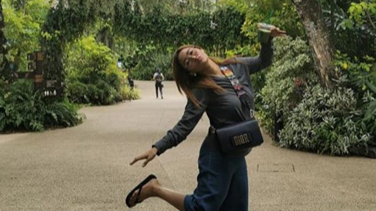 Inul Daratista Liburan Bareng Suami ke Jurong Wildlife Park