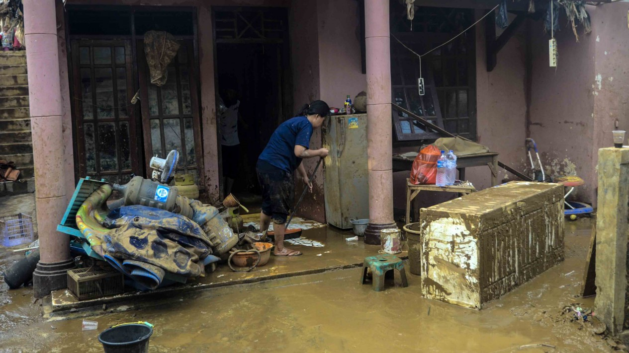 Bersih-bersih Rumah Usai Banjir Jakarta