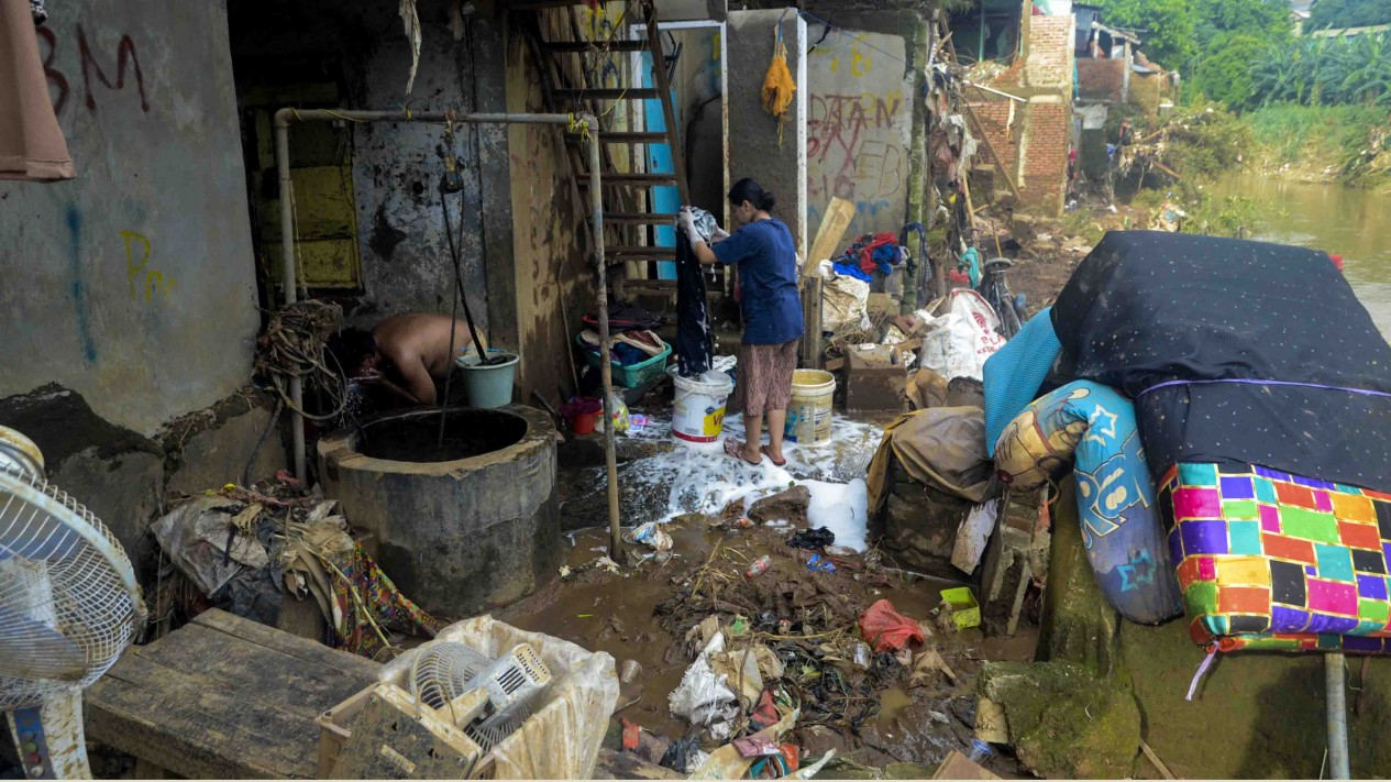 Bersih-bersih Rumah Usai Banjir Jakarta