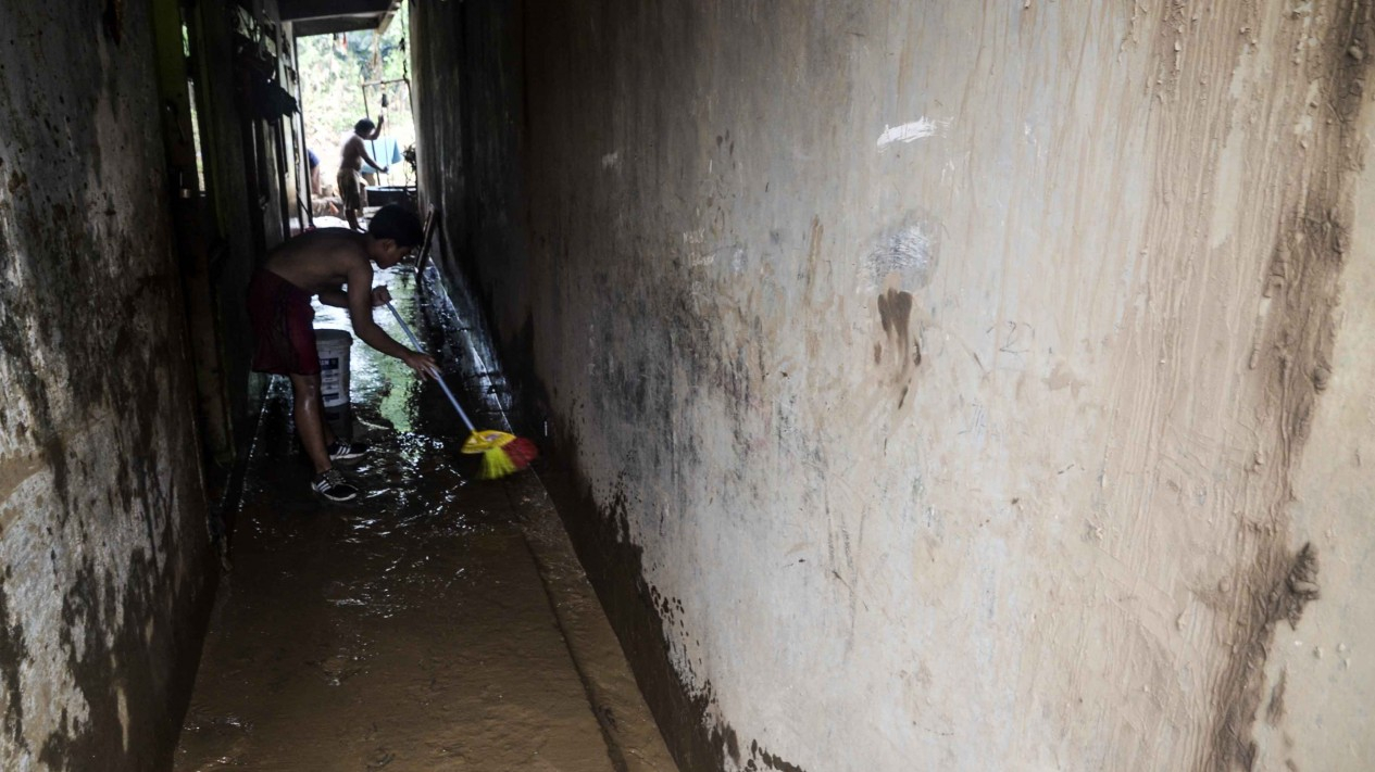 Bersih-bersih Rumah Usai Banjir Jakarta
