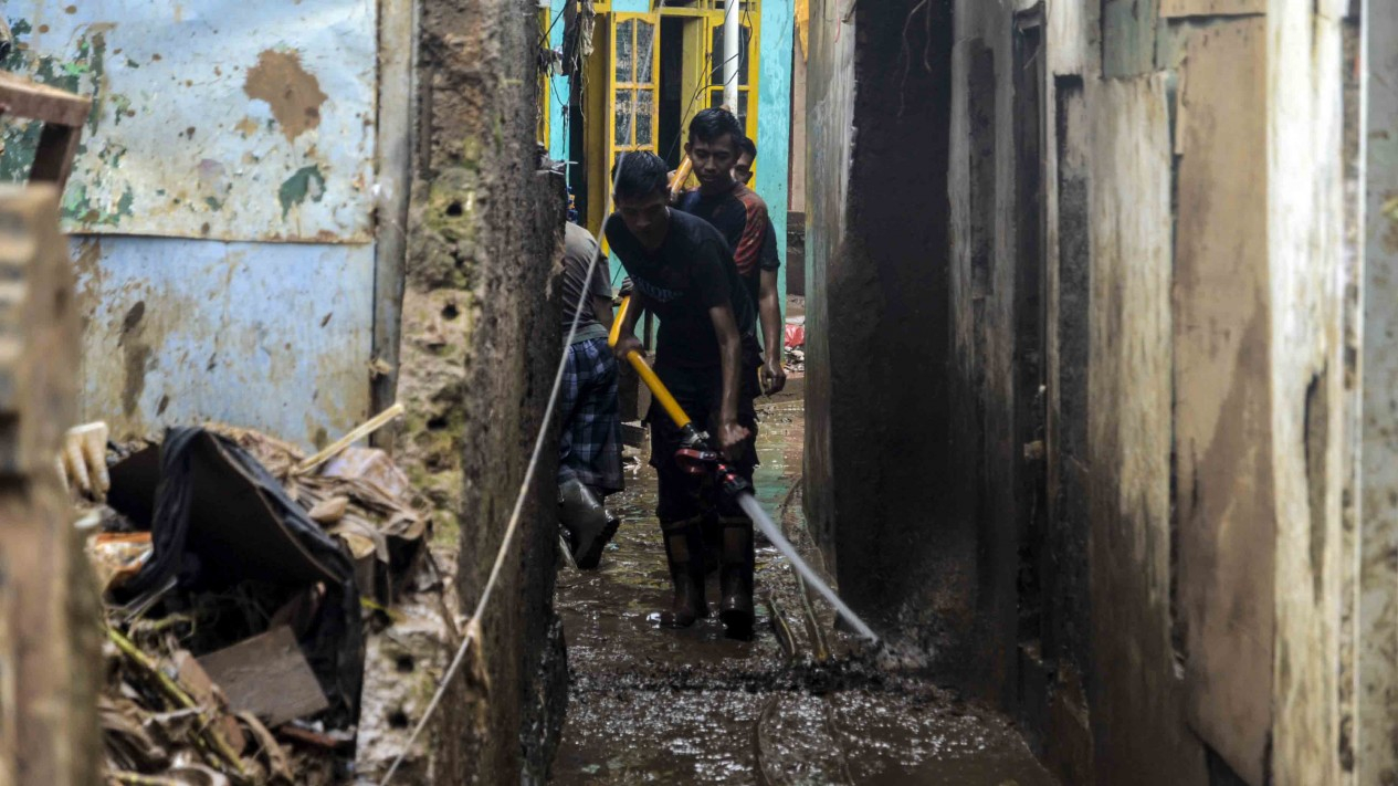 Bersih-bersih Rumah Usai Banjir Jakarta