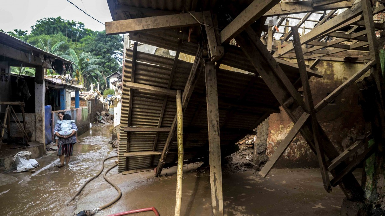 Bersih-bersih Rumah Usai Banjir Jakarta