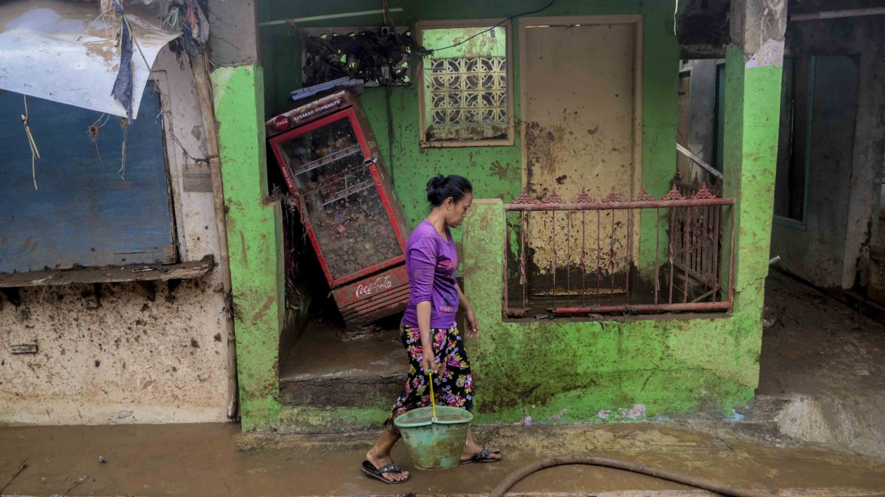 Bersih-bersih Rumah Usai Banjir Jakarta