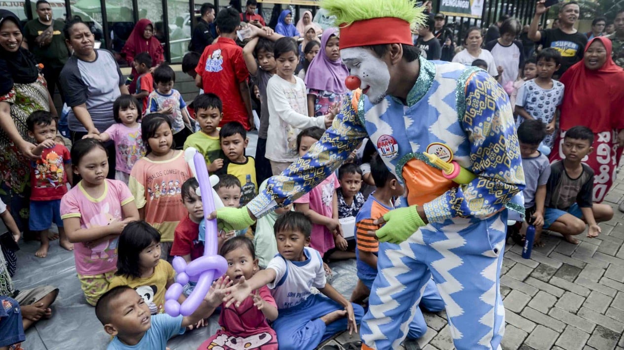 Badut Hibur Anak-anak Korban Banjir di Pengungsian