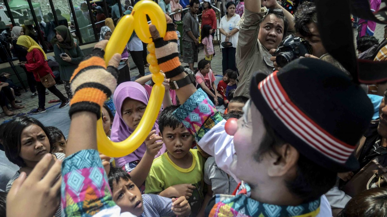Badut Hibur Anak-anak Korban Banjir di Pengungsian