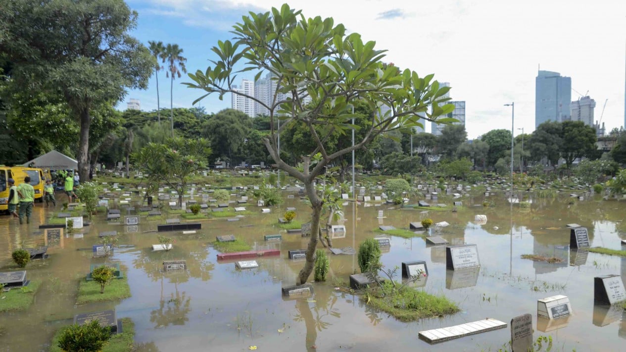 Makam Karet Bivak Tergenang Banjir