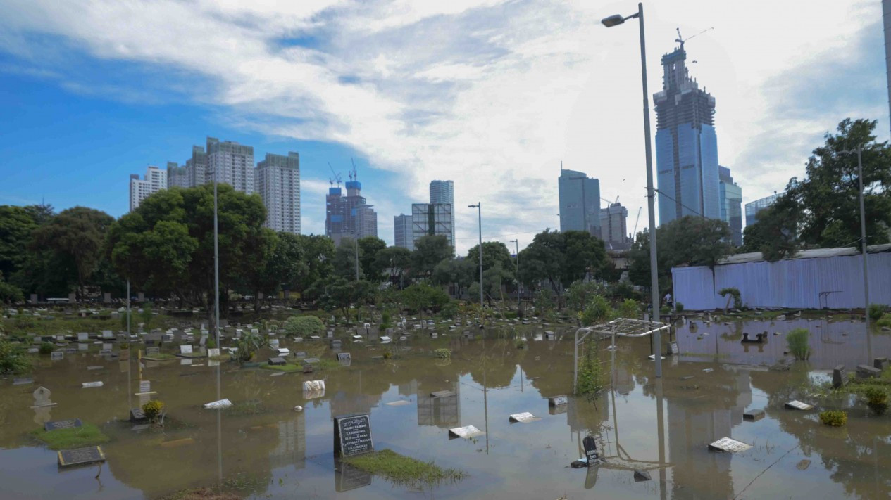 Makam Karet Bivak Tergenang Banjir