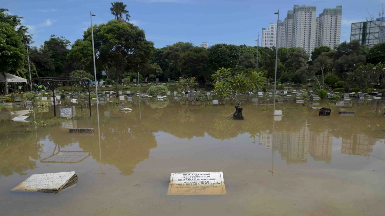 Makam Karet Bivak Tergenang Banjir