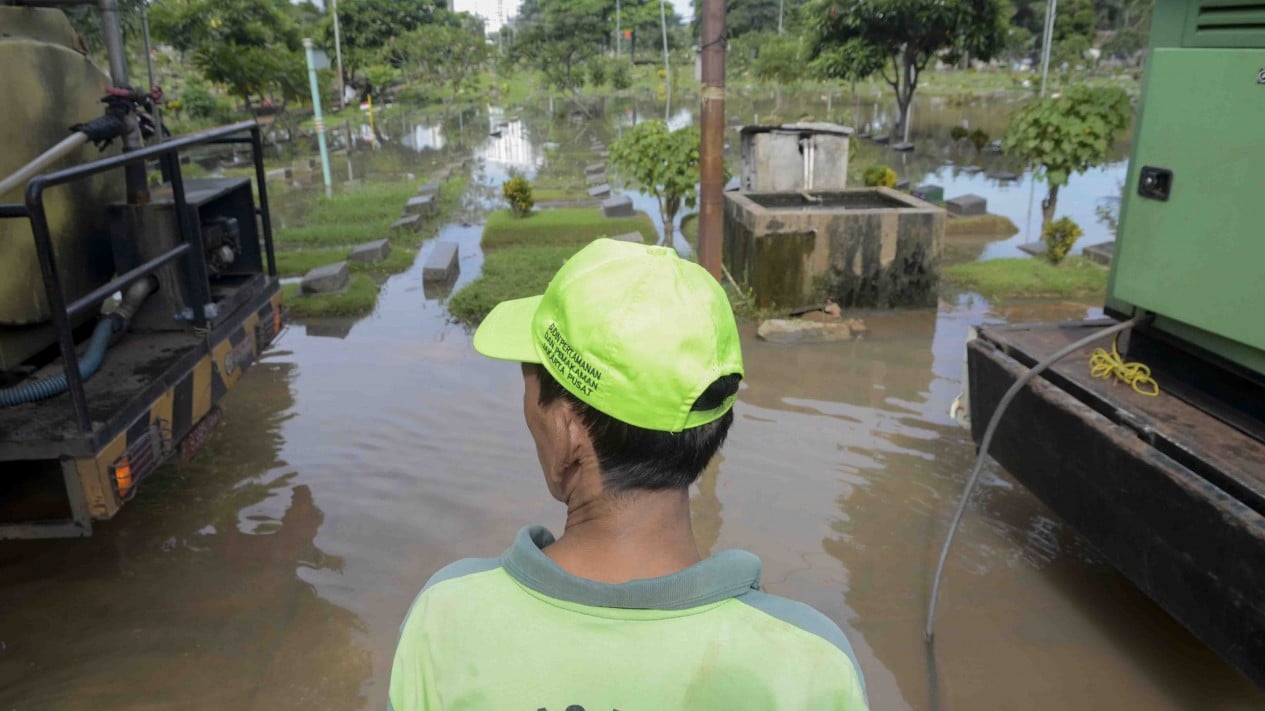 Makam Karet Bivak Tergenang Banjir
