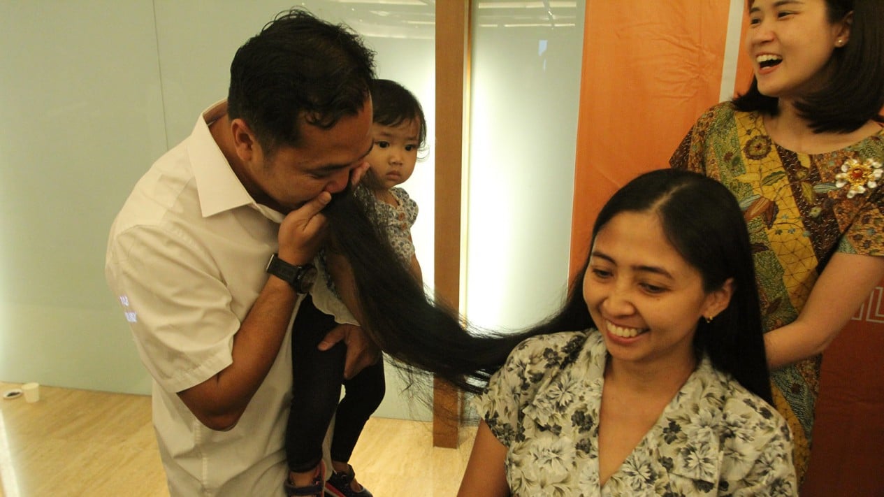 Donor Rambut Peringati Hari Kanker Sedunia
