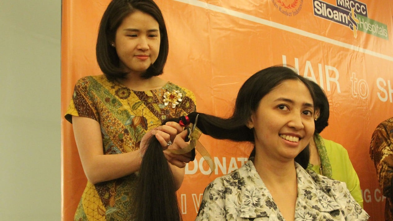 Donor Rambut Peringati Hari Kanker Sedunia