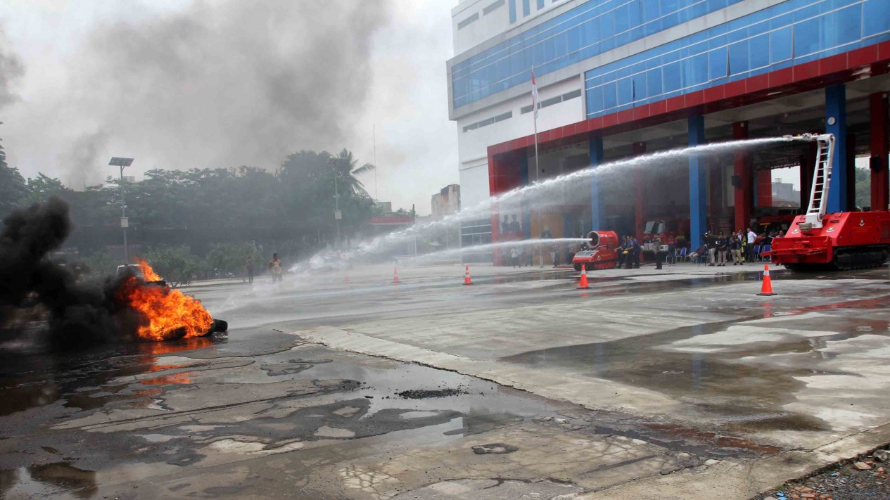 Damkar DKI Pamerkan 2 Robot Pemadam, Bisa Matikan Api di MRT
