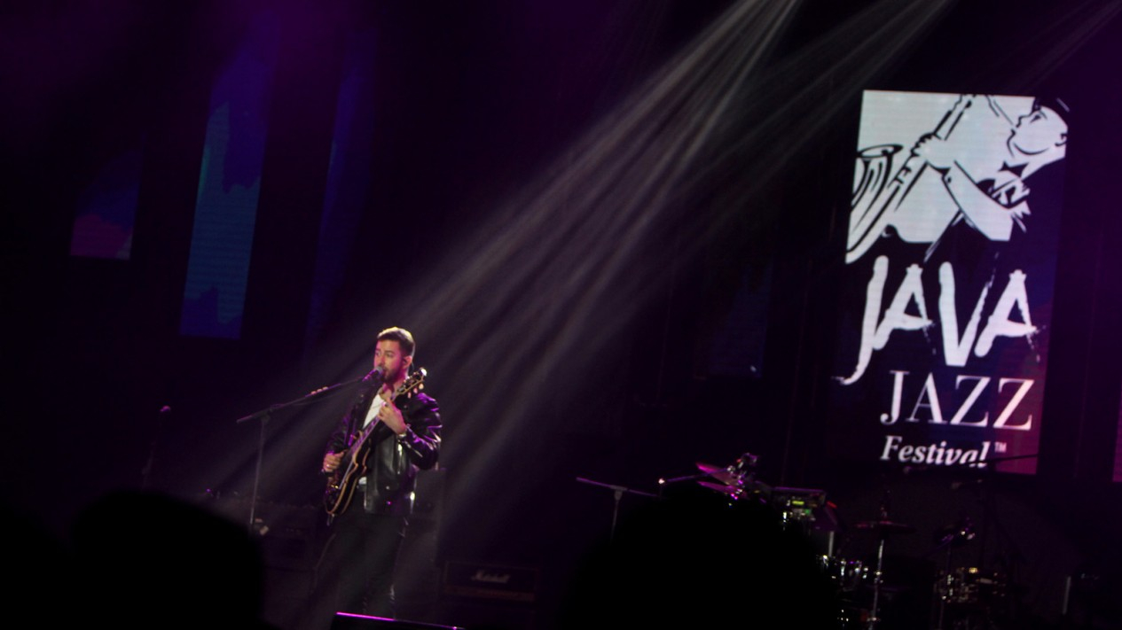 Aksi Bruno Major di Java Jazz Festival 2020