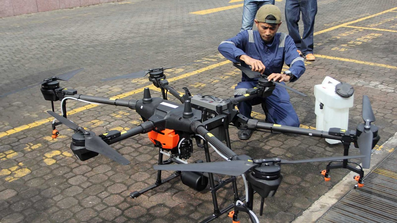 Penyemprotan Disinfektan dengan Drone