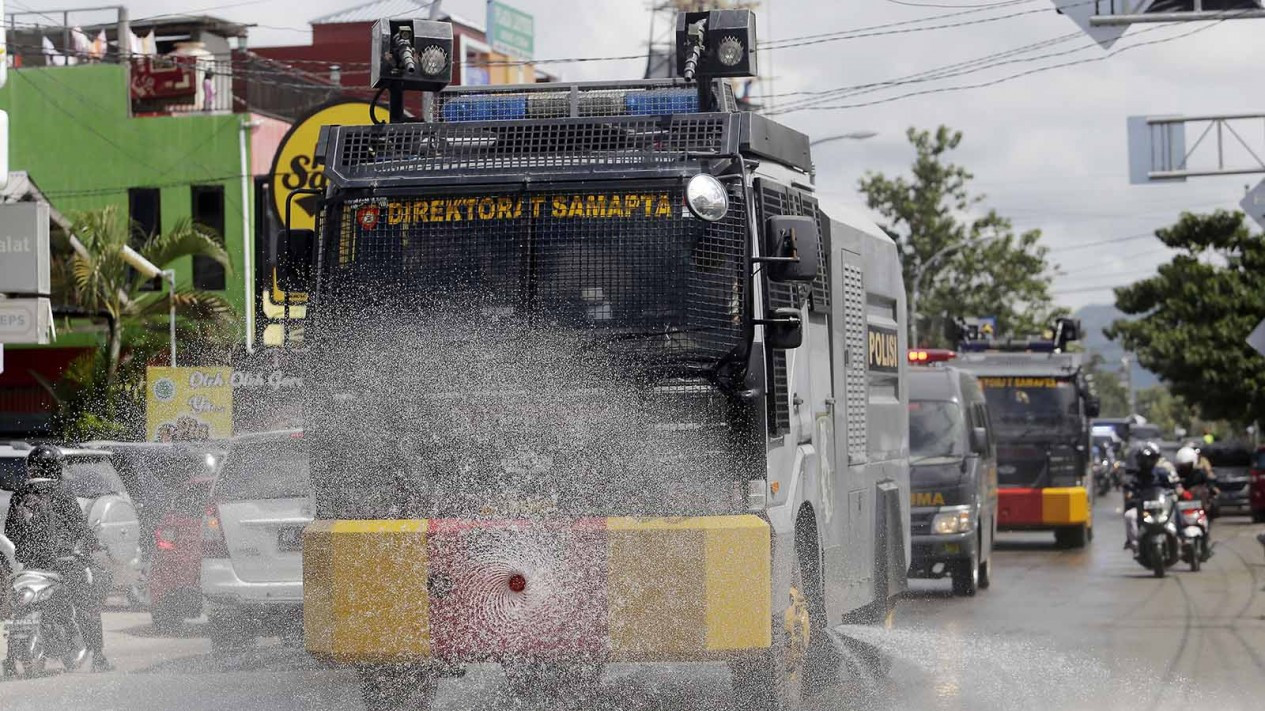 Penyemprotkan Disinfektan Serentak
