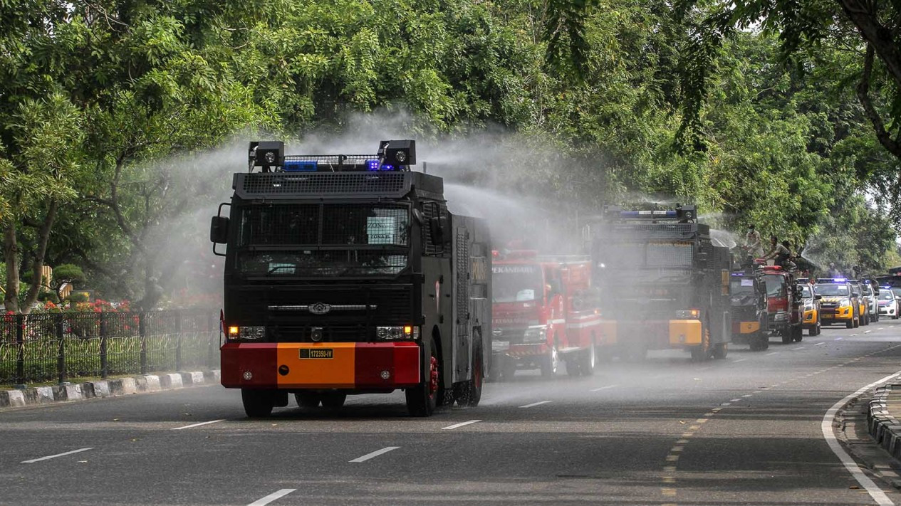 Penyemprotkan Disinfektan Serentak