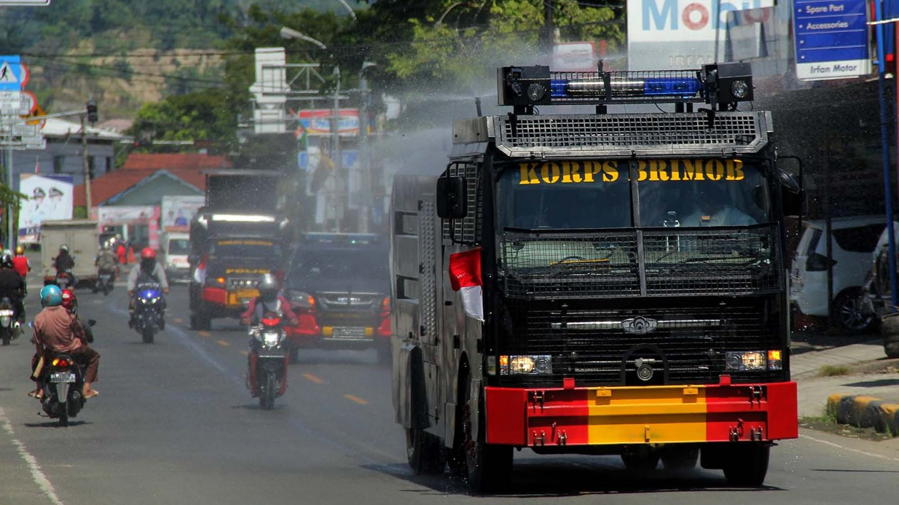Penyemprotkan Disinfektan Serentak