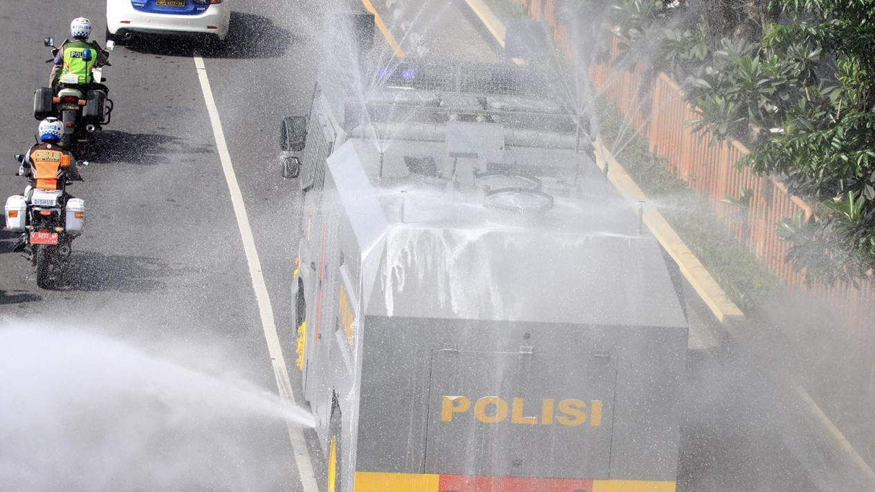 Penyemprotkan Disinfektan Serentak