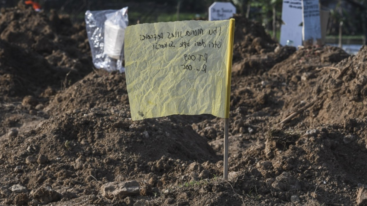 Gunakan Plastik dan Kardus di Nisan Untuk Tanda Pengenal