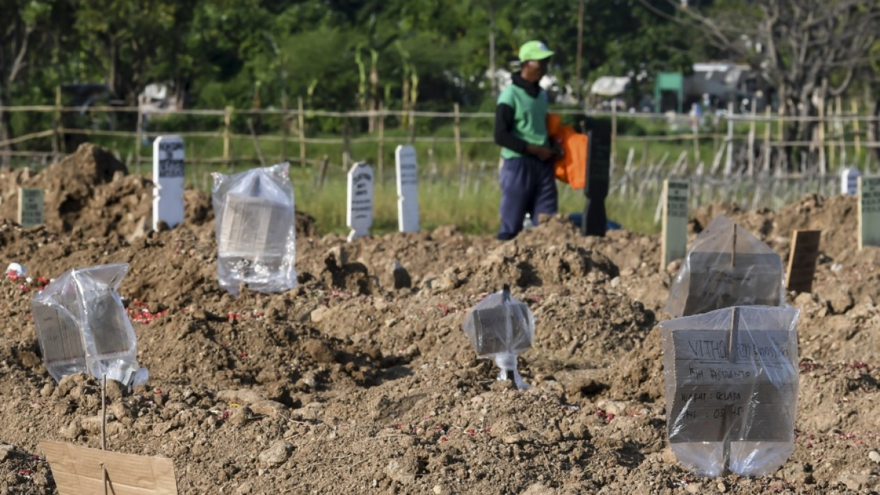 Gunakan Plastik dan Kardus di Nisan Untuk Tanda Pengenal