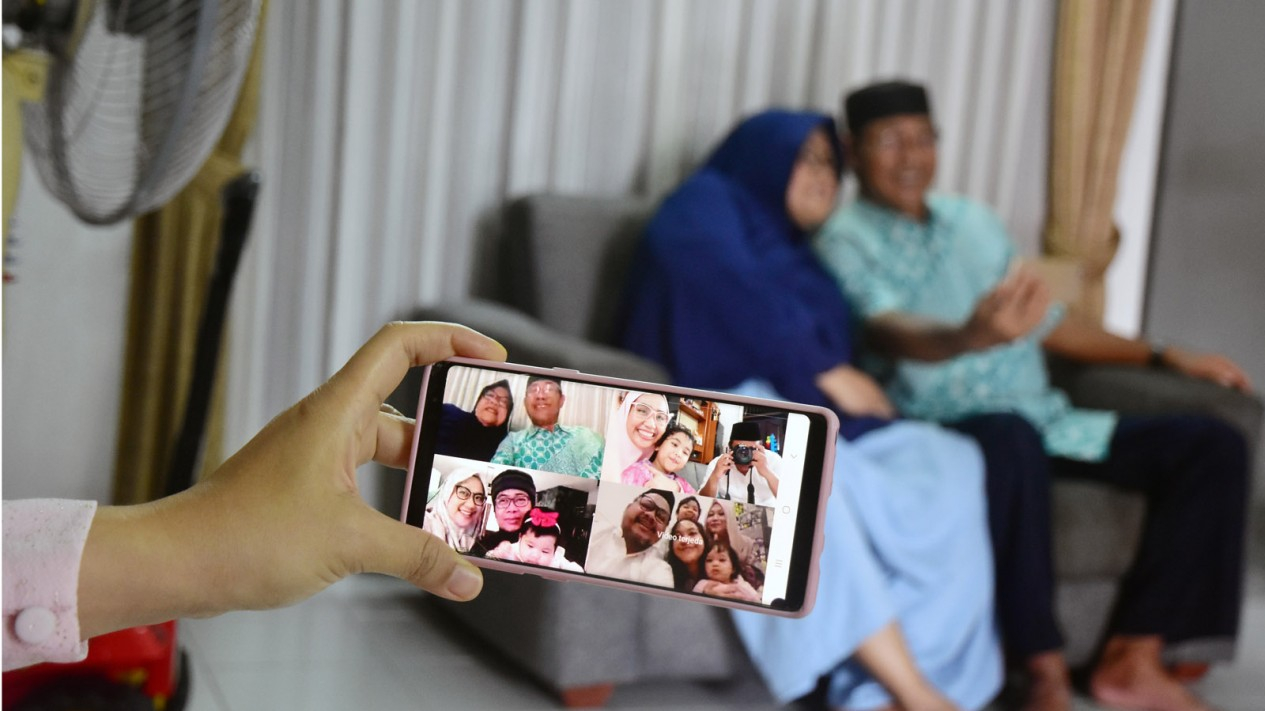 Silaturahmi Idul Fitri Secara Virtual dengan Panggilan Video