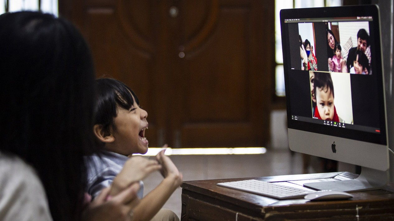 Silaturahmi Idul Fitri Secara Virtual dengan Panggilan Video