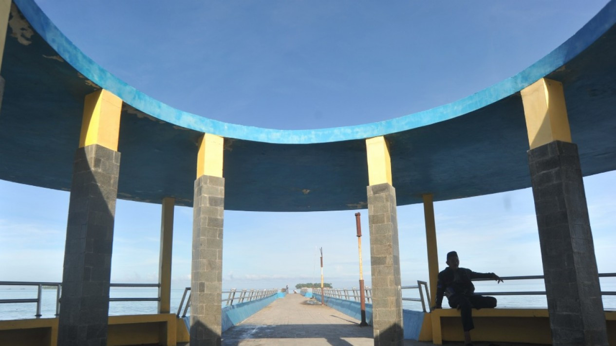Masyarakat Kunjungi Pantai Padang Saat Lebaran