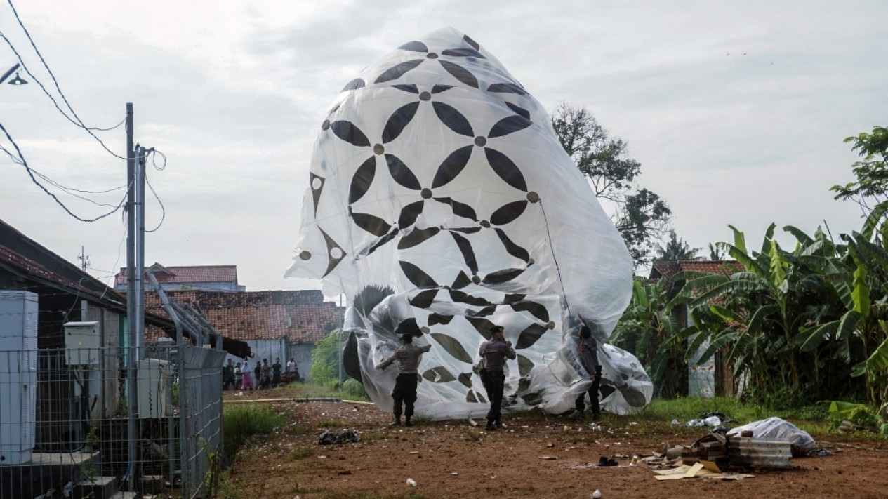 Dilarang, Warga Nekat Terbangkan Balon Udara